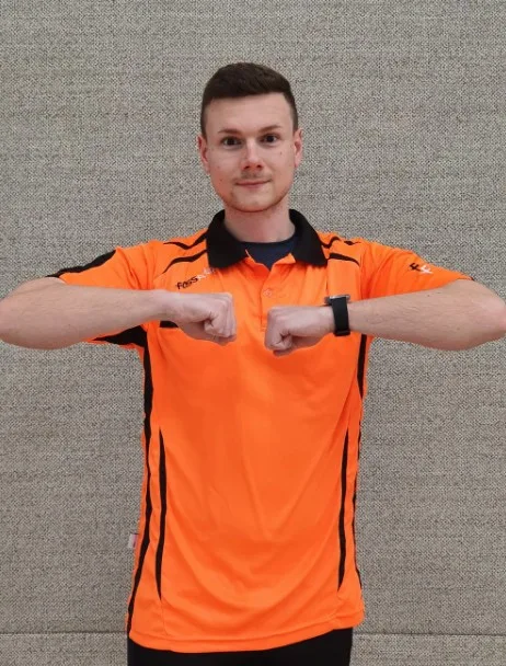 Schiedsrichterzeichen Klammern und Festhalten