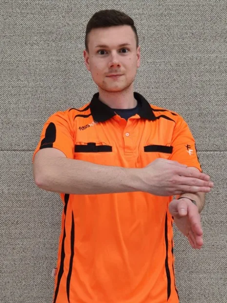 Schiedsrichterzeichen Schlagen