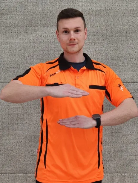 Schiedsrichterzeichen Schrittfehler